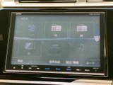 FM・AMやテレビなど、選択できる音源が画面に並びます。聴きたい音源を見つけやすく、普段の移動時間や休憩中など、場面に合わせて活用できる装備です。
