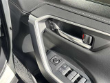 【シートポジションメモリー】事前にお好みの運転ポジションを設定し登録しておくと、次回車両に乗り込む際にその位置に自動で調整することができる機能です??
