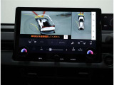 サイドクリアランスビュー表示中に、旋回時の運転操作に合わせて自動で車両を斜め後方から見たような映像を表示。