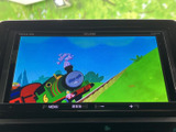 停車時に映像やテレビを視聴でき、画面いっぱいの映像でひと息つきたい場面にも活躍します。車内で過ごす待ち時間を楽しめる、うれしい装備です。