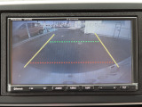 目安となるガイドライン付きのバックカメラを装備しているので、慣れない場所での車庫入れも安心です。