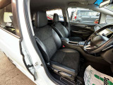 フロントシートです。運転席には座面の上下調節が可能なハイトアジャスターが装備されております。大きな痛み等が無く綺麗な状態です。