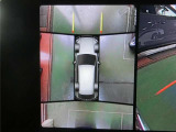 車両周辺の確認を補助する360&deg;ビュー・モニターの表示画面です。