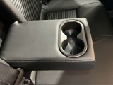 4人乗車のときはぜひアームレストを出してください★カップホルダーも付いているので、ゆっくりくつろげます★