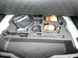 パンク修理剤とエアーポンプのセットです。スペアタイヤは装備していませんが空いたスペースを小物入れとして使用できます