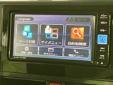 使いやすいインターフェースで、スムーズな操作が可能です。多彩な機能で、ドライブをより快適にサポートします。情報満載で安心です。
