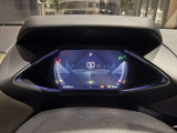 ・運転席モニター:コンパクトな運転席モニターは、カスタマイズが可能で、ナビ画面やオーディオの画面などに切替が可能です。