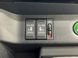 両側パワースライドドアも付いております。運転席のメインスイッチやスマートキーでも開閉ができるので便利です