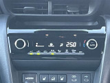 オートエアコン♪お好みの温度に設定するだけで車内を快適空間にしてくれますよ♪