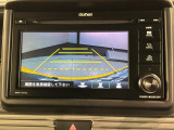 リバースギアに入れるだけで後方の表示へ切り替わります。夜間や雨の日の駐車も楽になりますよ。