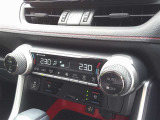 オートエアコンでいつも快適な温度で運転できます。