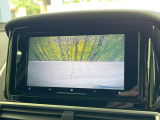 【バックカメラ】駐車時に後方がリアルタイム映像で確認できます。大型商業施設や立体駐車場での駐車時や、夜間のバック時に大活躍!運転スキルに関わらず、今や必須となった装備のひとつです!