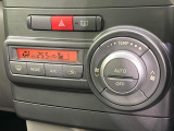 【オートエアコン】一度お好みの温度に設定すれば、車内の温度を検知し風量や温度を自動で調整。暑い&hellip;寒い&hellip;と何度もスイッチ操作をする必要はありません。快適な車内空間には必須の機能ですね♪