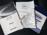 メンテナンスノート、取扱説明書です。 その車の整備記録が事細やかに記録されています。 車が生まれてから今までどのような道を歩んできたのか判るとても重要な物ですよ。