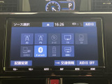 ラジオやディスク、テレビ、Bluetoothなどの音源が一覧で表示され、使いたいものを選びやすい画面です。交通情報の確認もでき、日常の移動を便利にサポートします。