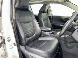 高いホールド性で運転姿勢が安定します。長距離ドライブでも疲れにくいのが魅力です。快適なドライビングライフをお送りください♪
