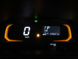 運転席のメータパネル類は常に視界に入る場所ですので、大事なチェックポイントです。ぜひ実際にご乗車ください。