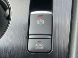 電動パーキングブレーキが付いております。サイドブレーキが電動のボタンになりコンパクトになっておりますので、運転席の足元も広々ご利用いただけます。