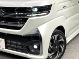 【LEDヘッドライト】悪天候や夜間走行時も良好な視界を確保し安心して運転できる高輝度LEDヘッドライトを装備!点灯速度が早く、消費電力も抑えられています。