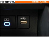 ポータブルオーディオなどの機器を接続して、車両のスピーカーで聞くことができます。