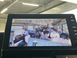 テレビ番組を画面で視聴できる装備です。停車中の待ち時間などに映像を楽しめ、車内で過ごす時間に便利に活用いただけます。運転中は視聴せず安全にご利用ください。