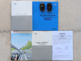 スマートキーは2個あります。ドアの開錠・施錠はもちろんですが、鍵を取り出さなくてもエンジンを始動出来ます。両手に荷物をお持ちの時でも、大変便利です。また保証書・取扱説明書もございます。