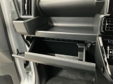 【収納部】パッと手に取りたい小物の置き場に便利。その他、沢山の収納部がございます。