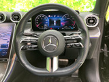 手になじみやすい形状のステアリングに、複数のスイッチがまとまり、運転姿勢を大きく崩さず各種操作へアクセスできます。メーターや周囲の確認を妨げにくい配置で、日々の運転を支えます。