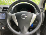 握りやすい円形のステアリングで、運転席からメーター類を確認しながらハンドル操作ができます。中央にはホーンの表示もあり、日常の運転で扱いやすい基本的なレイアウトです。