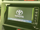 画面と周囲のボタンがまとまって配置され、表示や操作部を確認しやすい構成です。音量調整などのボタンも見分けやすく、日常の移動で扱いやすい装備です。
