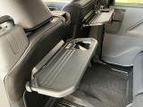 【格納式シートバックテーブル】車内でのお食事などで活躍♪カップホルダーも備えています。