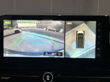 前後左右4つのカメラで、上から見たような映像をお届け、駐車時も安心、アラウンドビューモニター付(肉眼では確認し辛い左前の映像に切り替えることも可能です)。