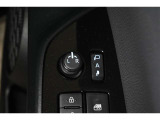 狭い場所も苦になりません。電動格納ドアミラー装備。