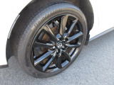 18インチ純正アルミホイールを装備。タイヤサイズは215/45R18となります。