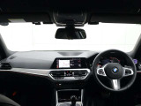視線の先に自然と情報が集まり必要な操作へスムーズに手が届くBMWならではのコックピット。洗練されたデザインと上質な素材が調和し乗り込んだ瞬間からドライバーの走る歓びを日常に感じる空間です。
