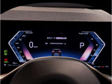 【メーターパネル】最も重要なスピード・メーターとタコ・メーターとを共に同じ位置に最大限の大きさで配置。ドライビング中のドライバーの視線を可能な限り逸らす事無く安心安全なドライビングをしてもらう拘りです