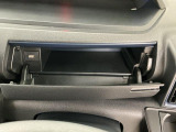 【インパネアッパーボックス】サッと取り出せてサッとしまえる、運転席の目の前にはボックスが装備されております!薄型のボックスティッシュなど収納可能☆