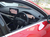 Audiのインテリアは厳選素材を緻密に作りこんだ美しい個々のパーツを、衝撃にも耐えうるよう丁寧に組み上げて、構成されています。見た目に美しく、そして機能的でもあること。これこそがAudiのインテリアの伝統です