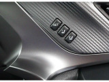 運転席のシートポジションを2か所記憶させることがシートメモリー機能が付いております。ボタンを押すと設定したシートポジションに自動で動きます♪