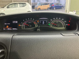 速度やエンジン回転数などを確認できるメーターに加え、中央にも車両情報を表示。必要な情報を視線の近くで把握しやすく、日々の運転を支えてくれます。