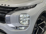 【LEDヘッドライト】悪天候や夜間走行時も良好な視界を確保し安心して運転できる高輝度LEDヘッドライトを装備!点灯速度が早く、消費電力も抑えられています。