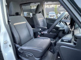 ゆったり座れる運転席です