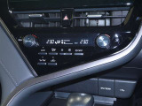 【ナノイーX オートエアコン】設定した温度になるように車が自動で風量や吹き出し口、冷暖房の強さを調整してくれるエアコンです。一度設定すれば、自動で快適な室温を保ってくれるので運転に集中しやすいですよ♪