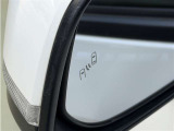 【ブラインドスポットモニター】隣を走る車両をレーダーで検知し、インジケーターを点灯。またウインカーを出した場合にはインジケーターも点滅させて注意を促します