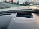 フロンドガラスにスピードメーター映ります
