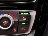 【コックピットシート】BMW車の主役席。車体中央にくる様に配置し車両重心とが一致する事でドライバーと車との一体感あるドライビングを実現。人間工学に基づき形成した形状が長時間のドライブ疲労も軽減します!