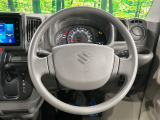 インテリアに合わせたデザインのステアリングは、運転される方のことも考え、運転しやすい形状、大きさです。是非一度、実際に触ってお確かめください。