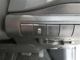 トラクションコントロール装備です。すべりやすい路面での発進時や加速時にタイヤの空転を抑え、駆動力確保に貢献する機能です。詳細は販売店スタッフまでおたずねください。