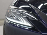 LEDヘッドランプにはアダプティブハイビームシステム「AHS」を採用。光検出カメラで車両検出をし、先行車や対向車に直接ハイビームを当てないように部分遮光します。