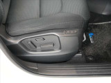 運転席は、10Wayの電動シート仕様になっています。ドライバーの体格に合わせたドライビングポジションを設定出来ます。また、頻繁に使うポジションを記憶させるメモリー機能も便利です★☆★☆